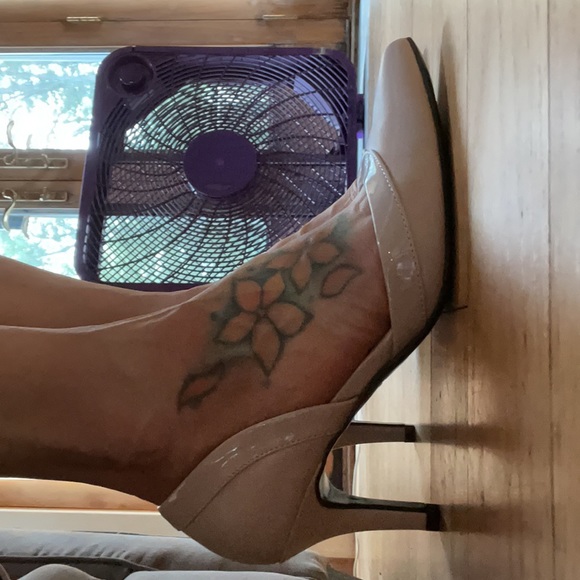 Life Stride Soft System heels. Soft Taupe - Picture 2 of 5